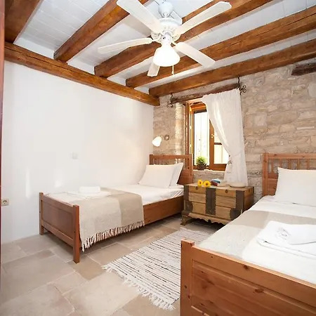 Kiparissi Villa *