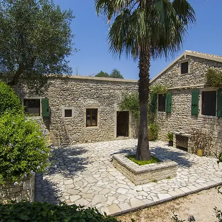 Kiparissi Villa Kourtaiika