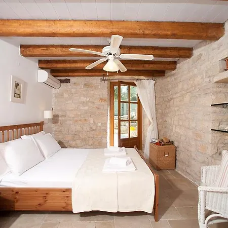 Kiparissi Villa